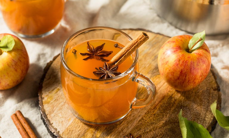 آب سیب داغ و دارچین؛ نوشیدنی خوشمزه برای مقابله با سرماخوردگی