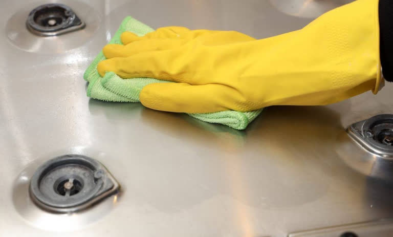 چگونه لکه‌های سرسخت اجاق گاز را بدون زحمت پاک کنیم؟