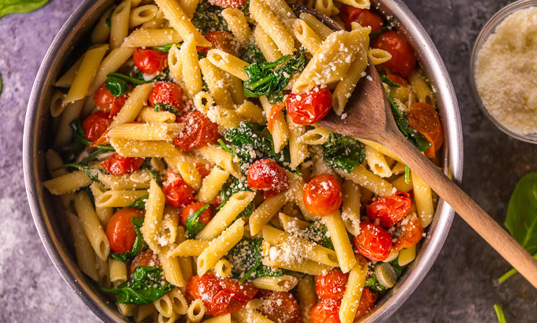 طرز تهیه پاستا گوجه فرنگی و اسفناج به روش ایتالیایی‌ها