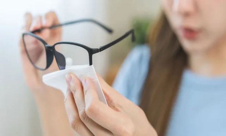 روش‌های موثر برای تمیز کردن عینک و جلوگیری از خش‌افتادن