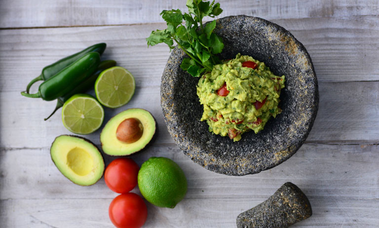 طرز تهیه گواکاموله (دیپ آووکادو) مکزیکی؛ پیش غذا خوشمزه و ساده