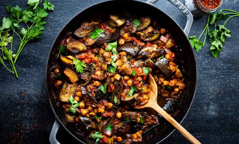 خوراک مراکشی با بادمجان و نخود درست کنید