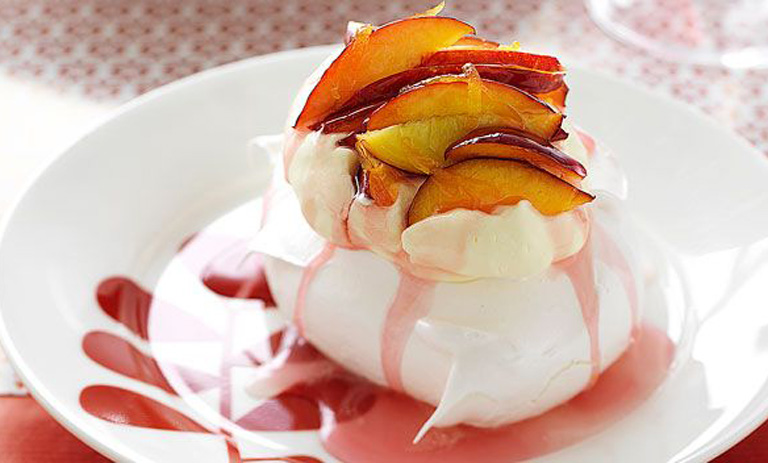 طرز تهیه دسر پاولووای شلیل و موز؛ دسر جذاب نیوزلندی