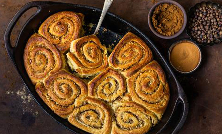 طرز تهیه رول دارچین و گلابی؛ عصرانه خوشمزه تابستانی