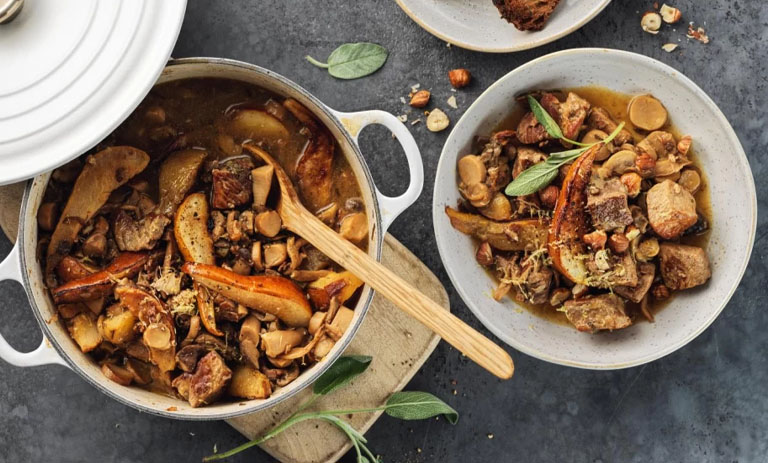 طرز تهیه خورشت گلابی؛ غذای خاص برای مهمانی‌ها