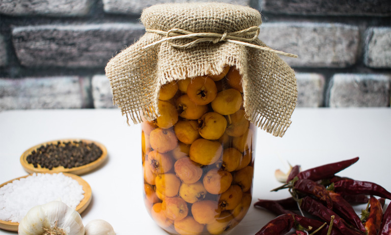 طرز تهیه ترشی زالزالک ساده و لیته+ نکات کپک نزدن