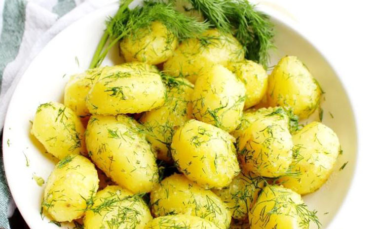 طرز تهیه سیب‌زمینی لهستانی؛ یک وعده خوشمزه و متفاوت