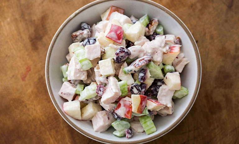 سالاد والدورف با زغال‌اخته؛ طعمی کلاسیک با رنگ‌وبوی پاییزی