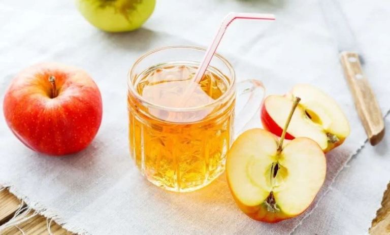 طرز تهیه آب سیب خانگی با آبمیوه‌ گیری و بدون آن