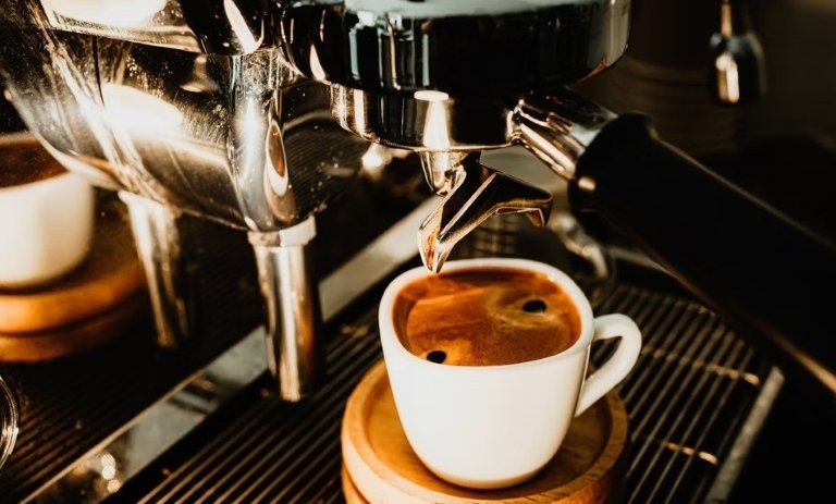 11 دلیل صدا دادن دستگاه قهوه‌ساز یا اسپرسوساز + ترفندهای رفع این مشکل