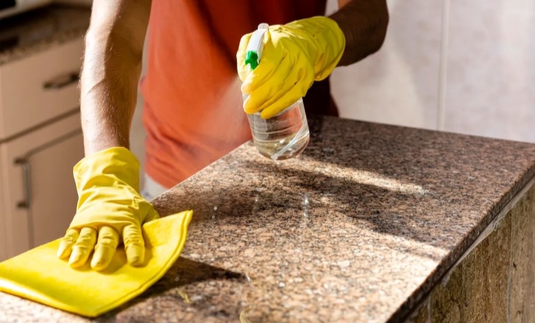 طرز ساخت اسپری براق‌کننده خانگی برای سنگ گرانیت