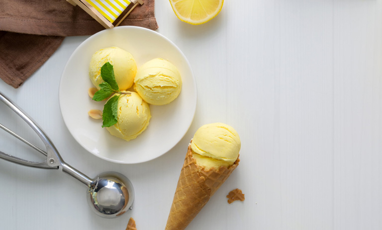 طرز تهیه بستنی لیمویی خانگی با طعمی فوق‌العاده