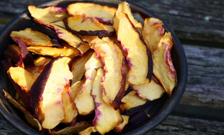 طرز تهیه چیپس شلیل خانگی با روش خشک کردن ساده و سریع