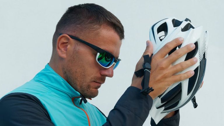 چرا ورزشکاران حرفه‌ای همیشه عینک ورزشی استاندارد استفاده می‌کنند؟