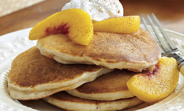 طرز تهیه پنکیک هلو؛ آسان و سریع برای صبحانه