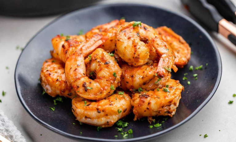 چرا میگو هنگام پخت سفت می‌شود؟ علت‌ها و راه‌حل‌ها