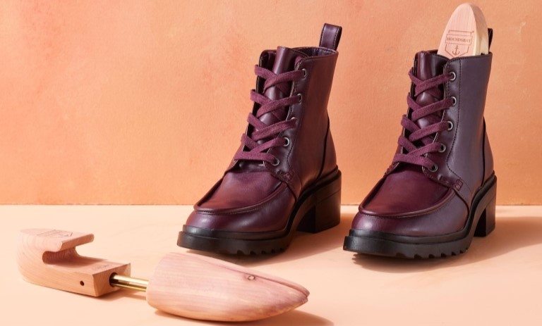 5 روش حرفه‌ای برای گشاد کردن کفش تنگ بدون آسیب به آن