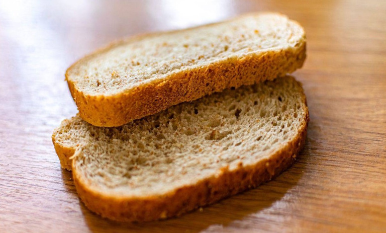 5 ترفند سریع برای تازه و نرم کردن نان خشک و بیات