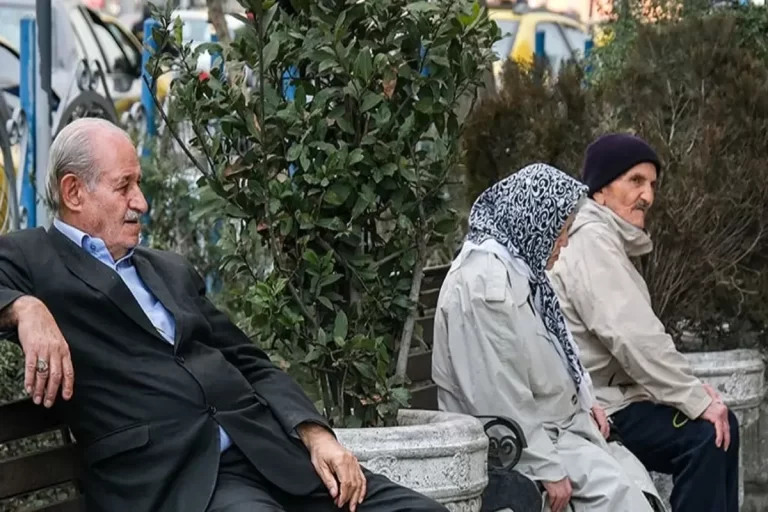بازنشستگان نباید صرفاً با حداقل مستمری روزگار بگذرانند