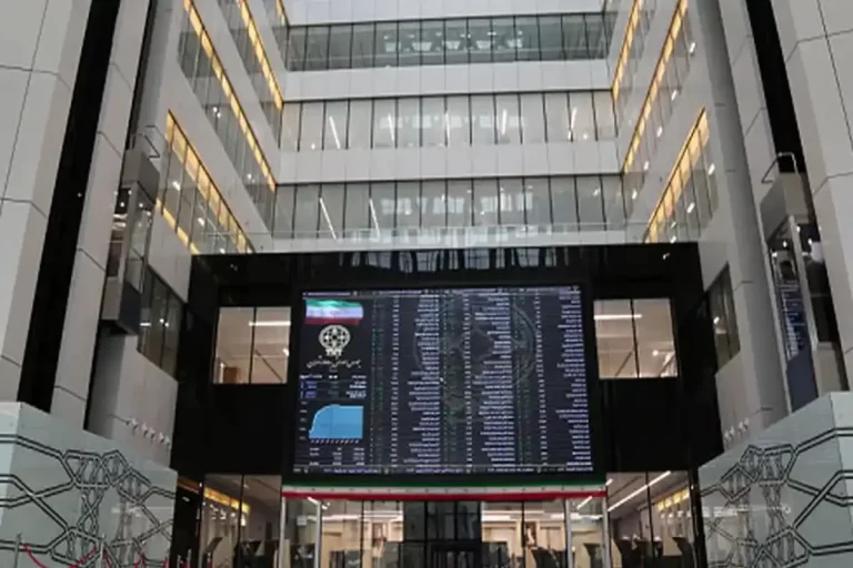 کاهش میانگین روزهای توقف نمادهای سهام در مهر امسال