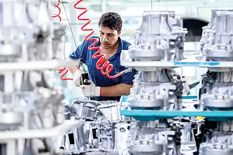 پرواز دلار بهانه دست خودروسازان داد/ ارسال پیامک‌های شوکه کننده برای خریداران