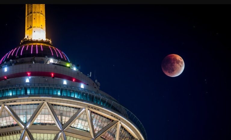 عکس ماه گرفتگی ۱۶ شهریور ۱۴۰۴ / از برج آزادی تا تخت جمشید آسمان قرمز شد