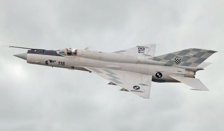 قاتل غول‌های آهنین آمریکا در ویتنام/ جنگنده‌ای که B-52 را به زانو درآورد!