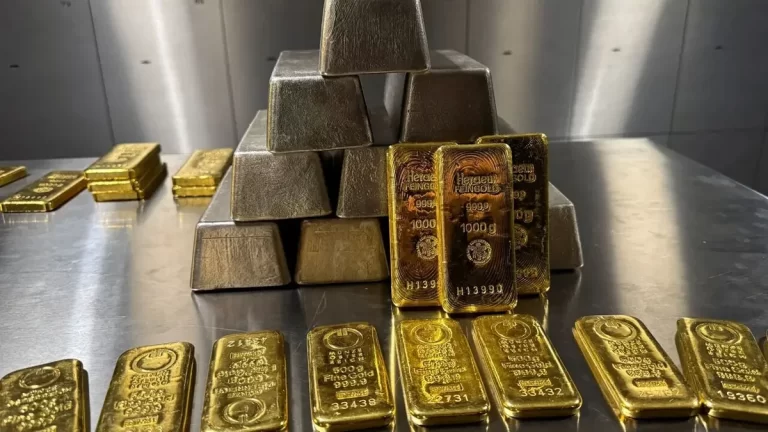 قیمت جهانی طلا برای دومین روز متوالی کاهش یافت