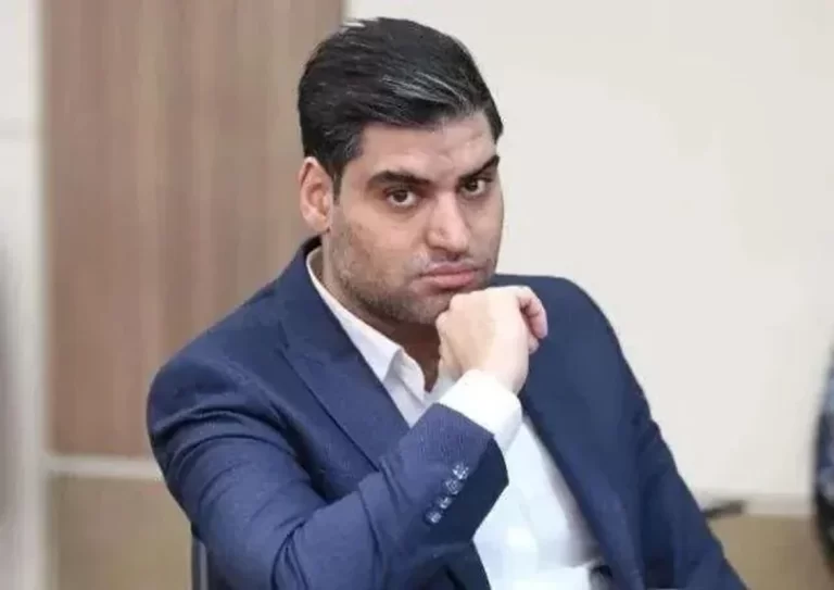 باشگاه پرسپولیس هنوز تصمیمی درباره آینده همکاری با وحید هاشمیان نگرفته است