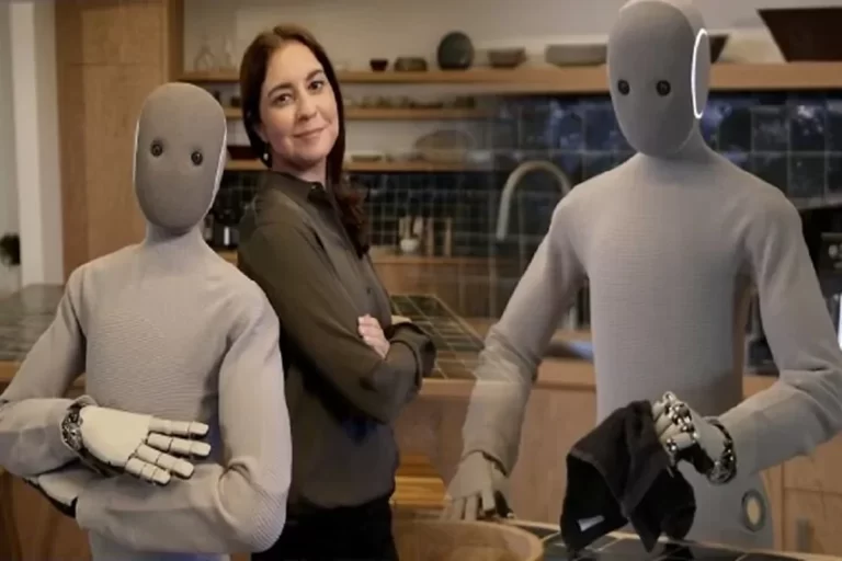 رباتی انسان‌نما که اتاق را مرتب و لباس‌ها را تا می‌کند