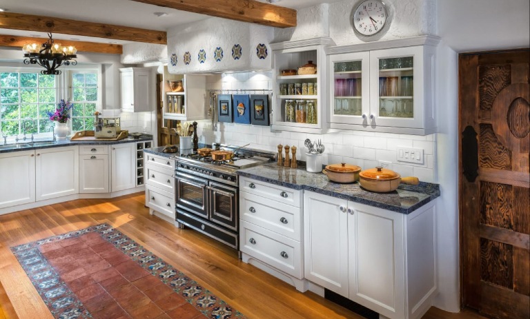 چطور آشپزخانه‌ای به سبک مدیترانه‌ای طراحی کنیم؟ ایده‌های روشن و الهام‌بخش