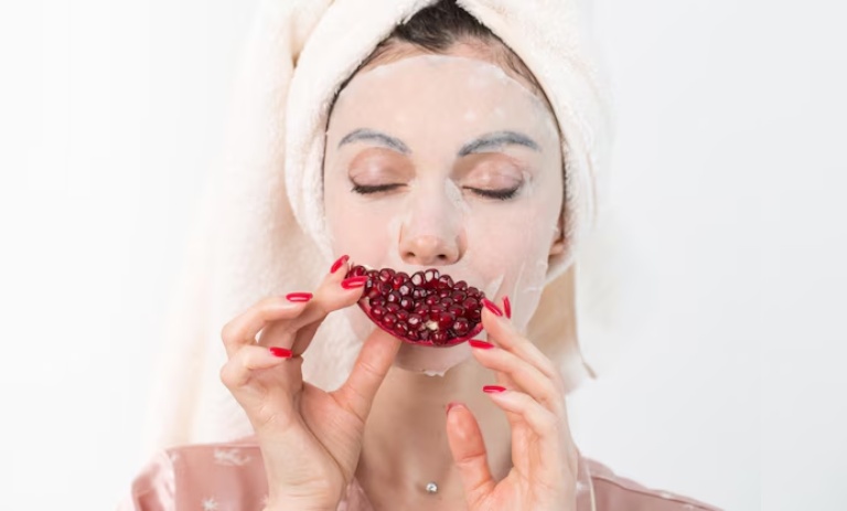 طرز تهیه 5 ماسک صورت خانگی با انار؛ میوه محبوب پاییز