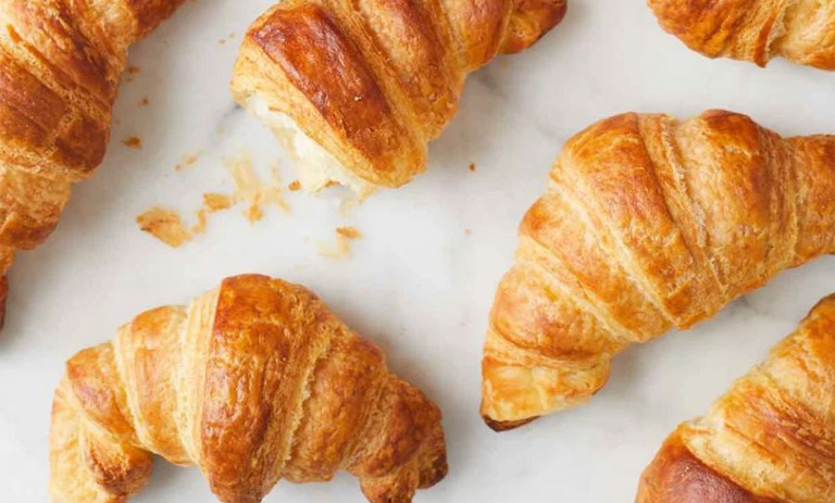 طرز تهیه نان کروسان پنیری؛ صبحانه خوشمزه و سریع برای بچه‌های مدرسه‌ای