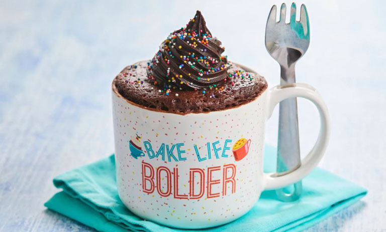 طرز تهیه کیک فنجانی شکلاتی؛ با فر و بدون فر (سریع و خوشمزه)