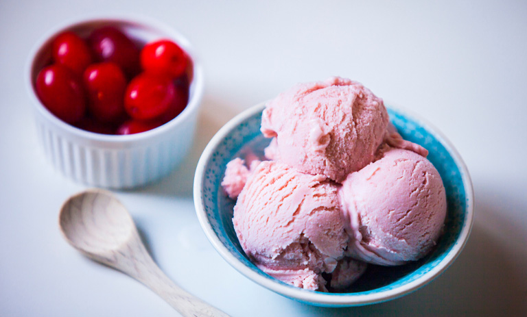 بستنی زغال‌اخته خانگی؛ سالم، خوش‌رنگ و بدون مواد افزودنی