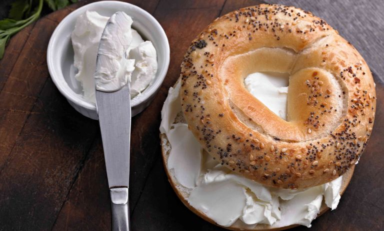 کالری پنیر خامه‌ای چقدر است؟