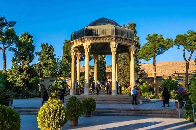 کشت ما را و دم عیسی مریم با اوست