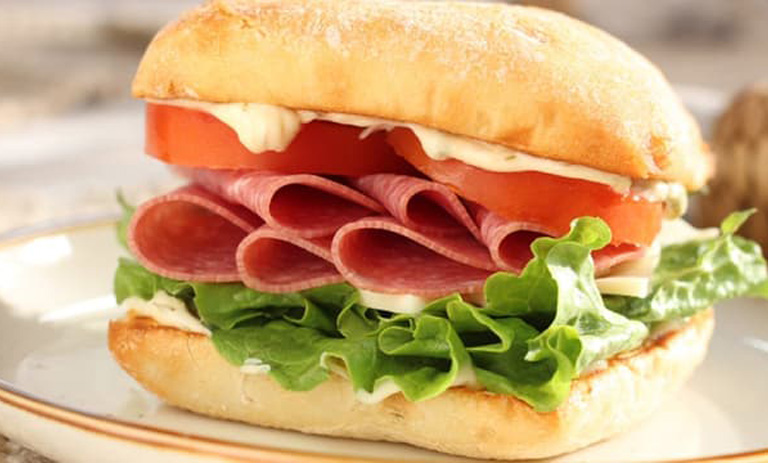 ساندویچ تخم مرغ با نان برگر؛ فوری و آسان برای رفتن به مدرسه