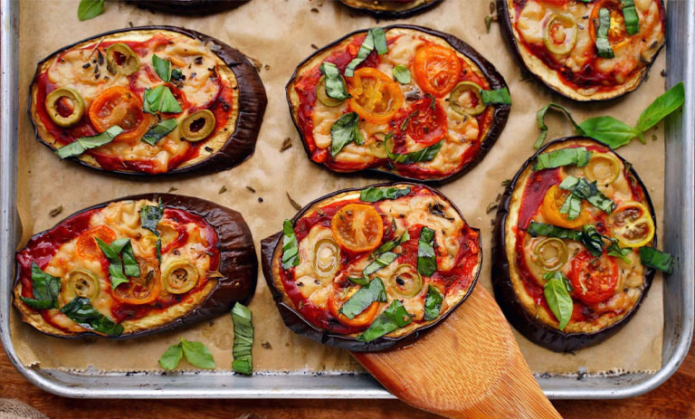 اگر از پیتزاهای معمولی خسته شدید؛ پیتزای بادمجان کبابی درست کنید