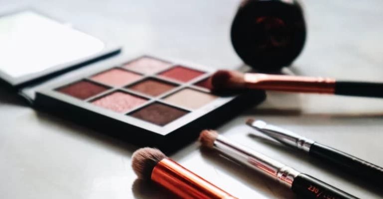 تکامل استانداردهای زیبایی: سفری از آرایش‌های غلیظ تا ترند محبوب “نومیکاپ