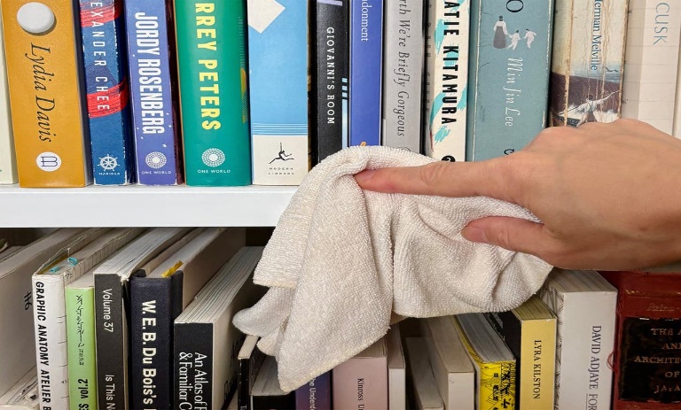 تمیز کردن کتاب‌ها به روش صحیح؛ جلوگیری از آسیب به صفحات و جلد