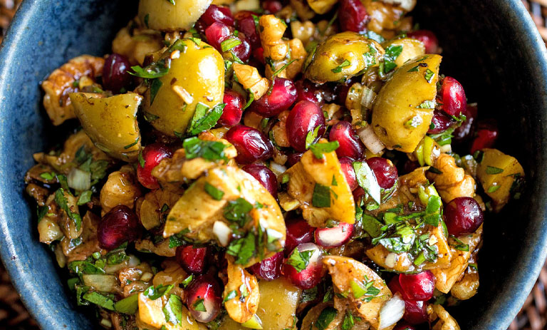 طرز تهیه سالاد زیتون و گردو با رب انار؛ خوش‌طعم و خاص پاییزی