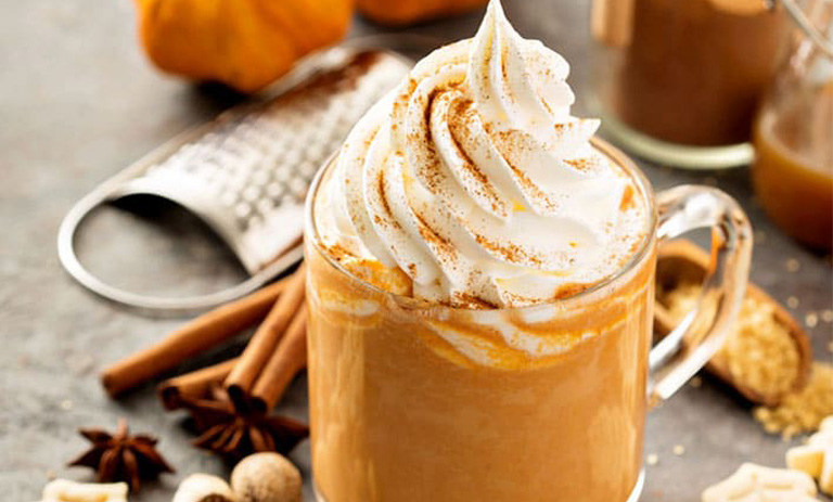 طرز تهیه پامپکین اسپایس لاته؛ نوشیدنی مشهور پاییزی استارباکس