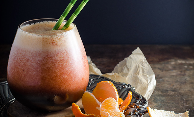 اسموتی نارنگی و توت فرنگی؛ نوشیدنی تازه و خوشمزه برای پاییز