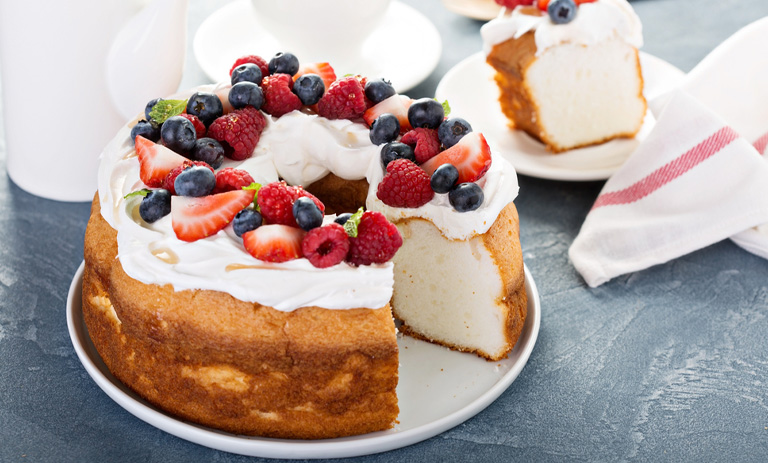 کیک انجل فود بدون روغن با سفیده تخم‌مرغ؛ سبک و خوشمزه