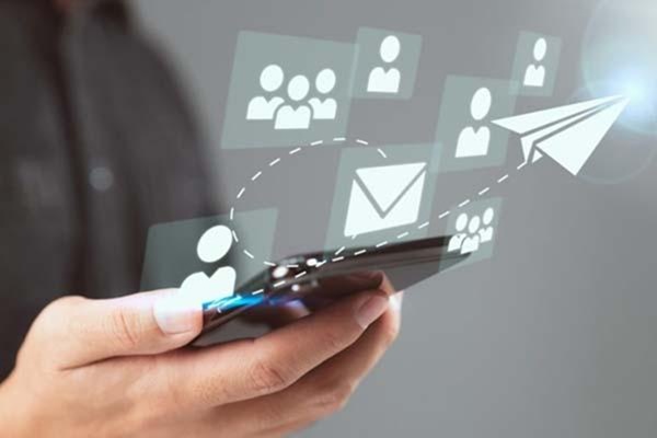 راهنمای انتخاب بهترین پنل پیامکی؛ همراه با جدول مقایسه ۵ برند بازار ایران