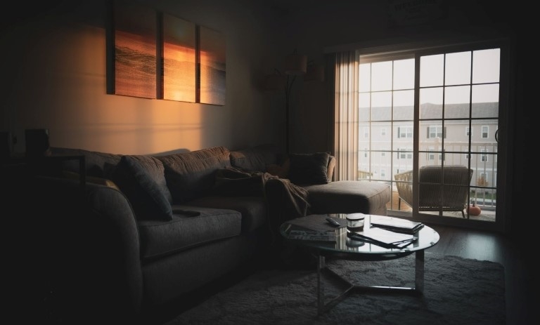 چطور فضای تاریک را روشن و شاد کنیم؟ 12 ترفند ساده دکوراسیون