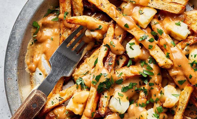 پوتین کانادایی؛ غذای پرطرفدار کانادا را در خانه درست کنید