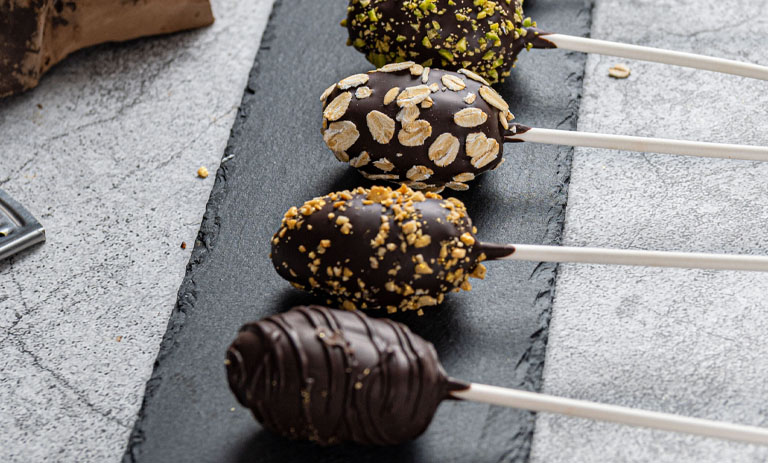 طرز تهیه آبنبات‌های خرمایی سالم برای بچه‌ها؛ بدون شکر اضافه