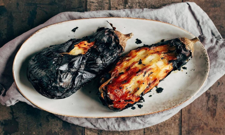 4 روش پوست کندن بادمجان کبابی با نایلون، یخ و…